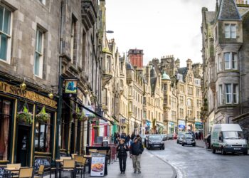 Top Pubs in Edinburgh: A Guide to the Best Drinking Spots